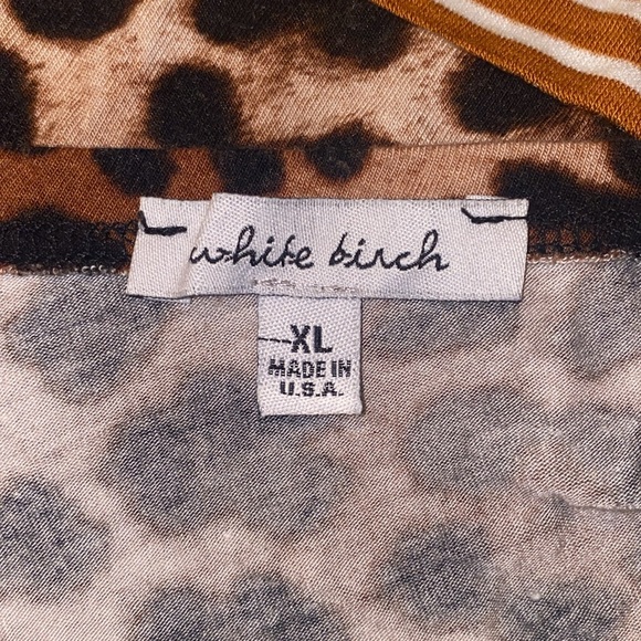 Bundle of 3 boutique brand tops plus one mystery item. - Picture 9 of 10